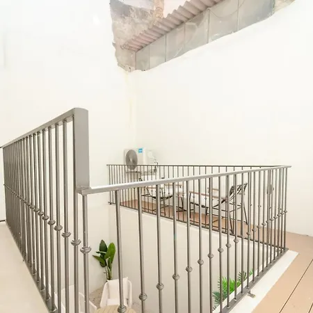 Апартаменты Newly Renovated 2br With Ac & Terrace | By Airnest Лиссабон