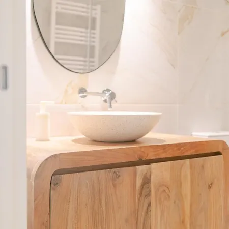 Newly Renovated 2br With Ac & Terrace | By Airnest Апартаменты *
