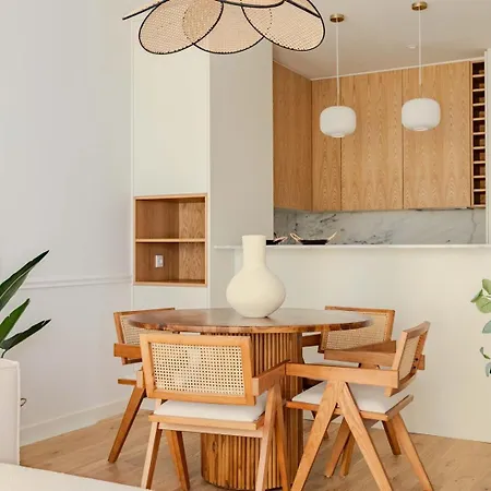 Newly Renovated 2br With Ac & Terrace | By Airnest Лісабон