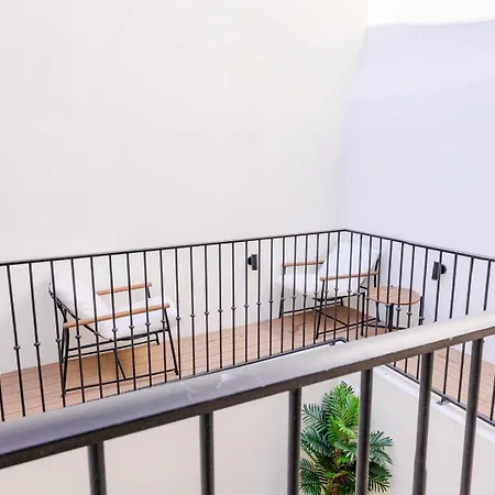 Апартаменти Newly Renovated 2br With Ac & Terrace | By Airnest Лісабон