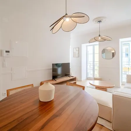 Newly Renovated 2br With Ac & Terrace | By Airnest Лісабон
