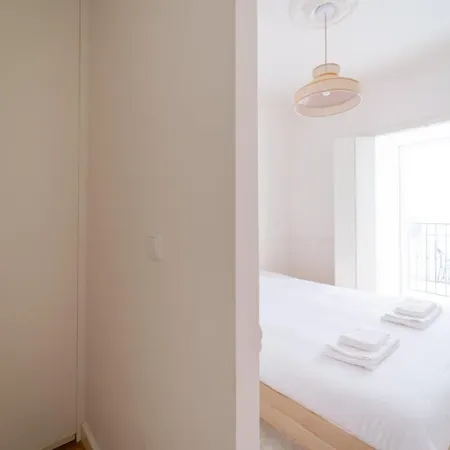 Newly Renovated 2br With Ac & Terrace | By Airnest Лісабон