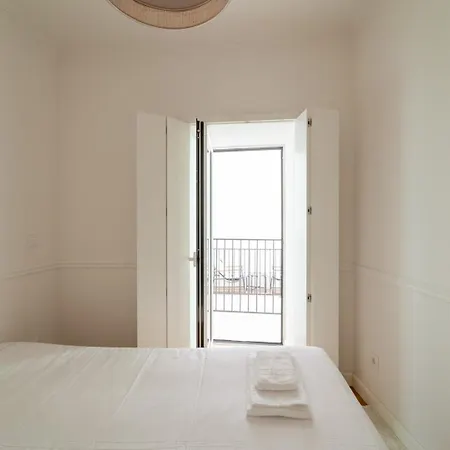 Newly Renovated 2br With Ac & Terrace | By Airnest Апартаменти Лісабон