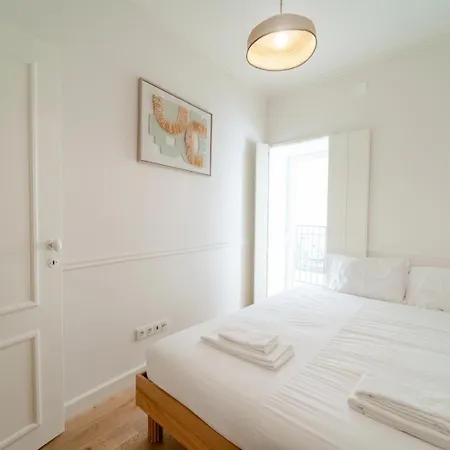 Newly Renovated 2br With Ac & Terrace | By Airnest *