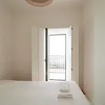 Newly Renovated 2br With Ac & Terrace | By Airnest Apartament Lizbona