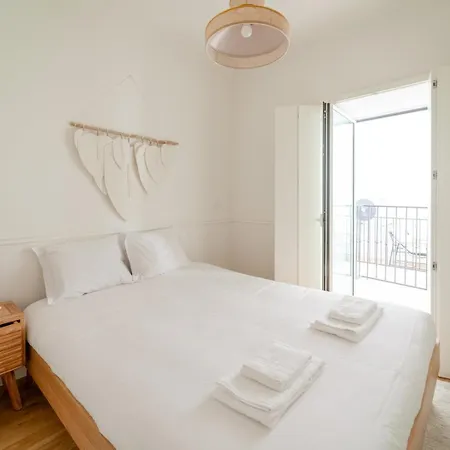Newly Renovated 2br With Ac & Terrace | By Airnest * Lisboa