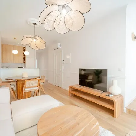 Newly Renovated 2br With Ac & Terrace | By Airnest Apartament Lizbona