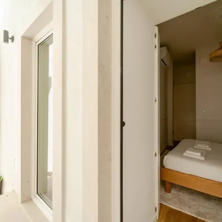 Newly Renovated 2br With Ac & Terrace | By Airnest 리스본