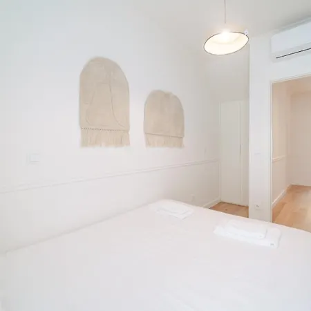 Newly Renovated 2br With Ac & Terrace | By Airnest 리스본